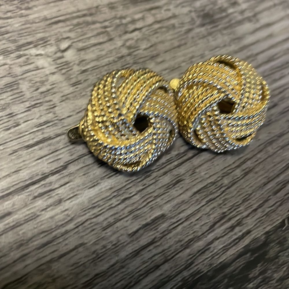 Crown Trifari Gold clip on Earrings/Crown Trifari Gold Swirl Earrings - Picture 4 of 8